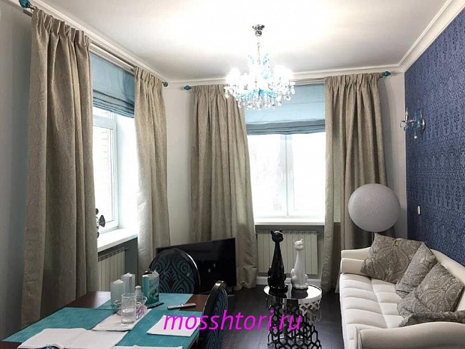 Классические шторы с римскими шторами в интерьере гостиной фото